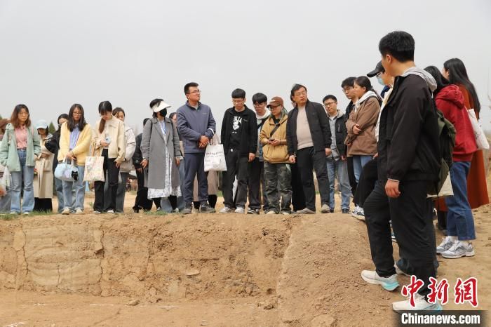 图为参观魏家崖遗址。爱体育·（中国）手机网页版文化遗产学院供图